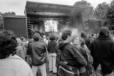 405867 Afbeelding van het concert van de rockband Van Dik Hout tijdens het Utrecht Uitfeest op het Lepelenburg te Utrecht.